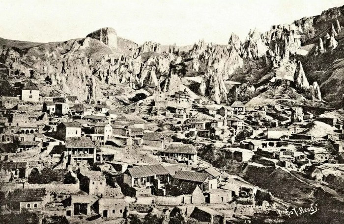 Старые Герюсы на скалах. Фотография салона Необэ 1902-1907 гг.