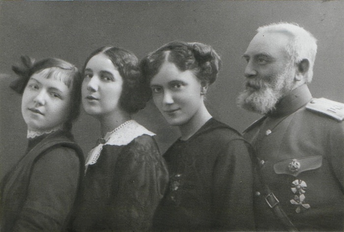 Командир Дорогобужского полка Кобанов Владимир Васильевич с дочерьми.