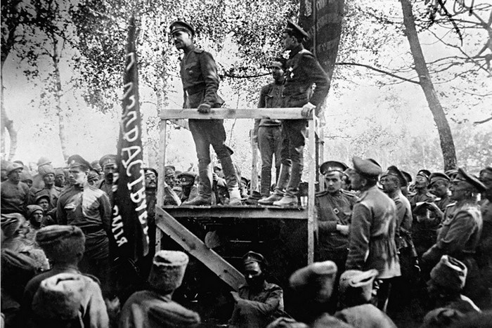 Солдатский митинг на фронте весной 1917 г.