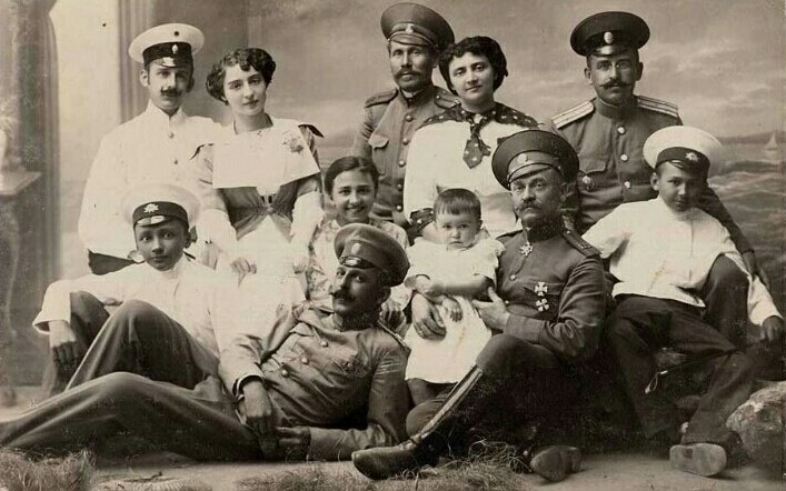 Офицеры Тамбовского 122-го пехотного полка с семьями