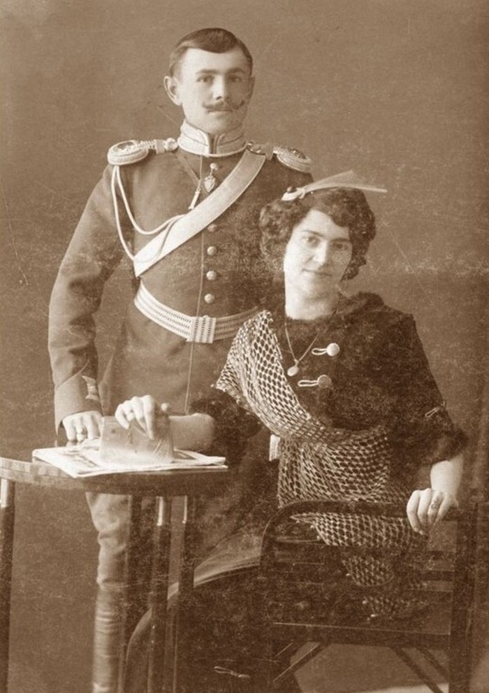 Корнет Драгунского 18-го полка с супругой.