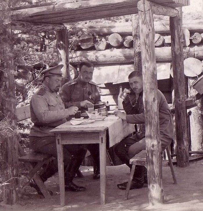 Командир полка Плеханов, Вержбицкий В.А., начальник пулеметной команды Митароевич завтрак на позиции