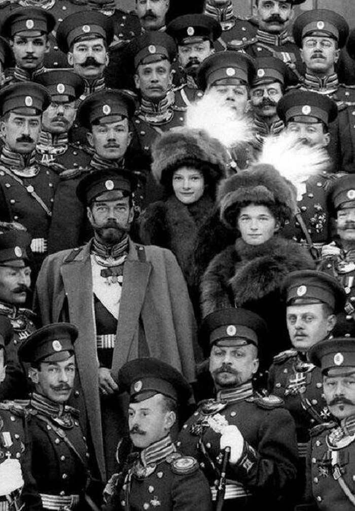 Николай II и Великие княжны Ольга и Татьяна с офицерами Каспийского полка